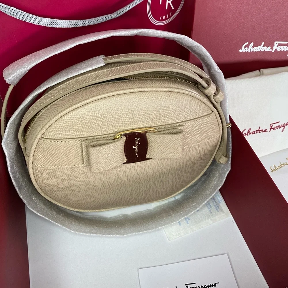 SOLD!! SMALL CROSSBODY SALVATORE FERRAGAMO. 💲7️⃣8️⃣0️⃣ ➡️ SOLD!! - Picture 1 of 7